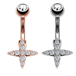 Detailansicht von Bauchnabelpiercings in Roségold und Silber mit glitzernden Kreuzanhängern