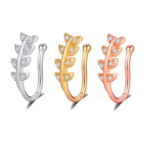 Vue détaillée des faux piercings de nez en forme de feuille, argent, or et or rose