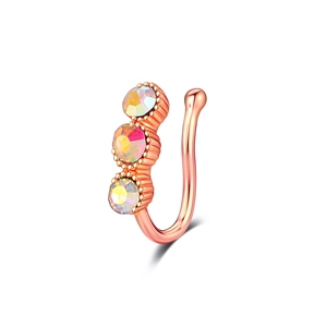 Détail du clip de nez en U or rose non percé orné de trois cristaux AB sur fond blanc pur