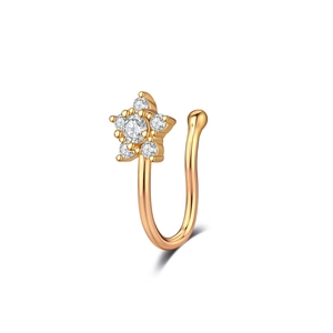 Détail du clip de nez en forme de U doré avec étoile en zircone scintillante sans perçage