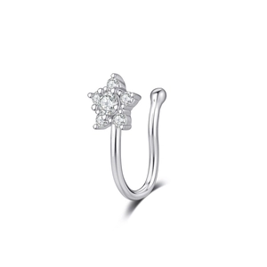 Détail du faux piercing de nez en forme de fleur avec zircons et finition argentée polie