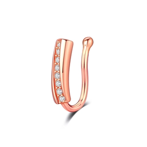 Détails du faux piercing de nez en or rose avec des pierres de zircone transparentes
