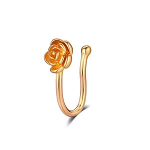 Détail macro du clip de nez doré en forme de rose avec une finition métallique lisse