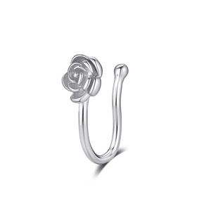 Détail de bijou de nez rose argenté avec design métallique en U sans perçage