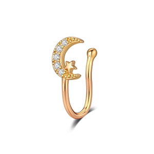 Détail d'un faux anneau de nez rose doré avec zircone cubique en forme de lune et étoile