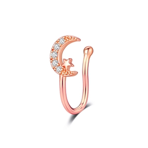 Gros plan d'un clip de nez lune et étoile doré rose avec cinq zircons brillants sertis