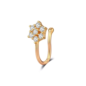 Détail d'un faux piercing de nez en forme de U doré avec fleur de zircone étincelante