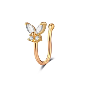 Vue détaillée d'un faux piercing nez papillon doré orné de zircons scintillants