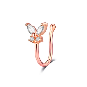 Détail macro du clip de nez papillon en or rose avec zircons marquise et ronds brillants