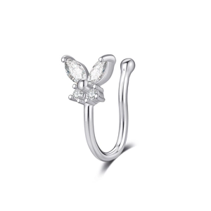 Détail du bijou de nez papillon argenté avec des pierres de zircone transparentes