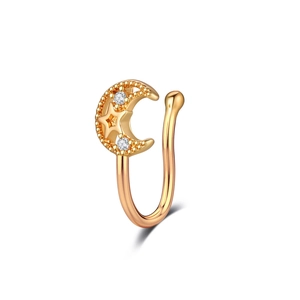 Détail d'un anneau de nez en U sans perçage doré avec lune, étoile et zircons sertis