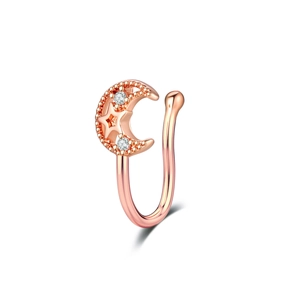 Vue macro détaillée du clip de nez en forme de lune et étoile or rose avec zircons