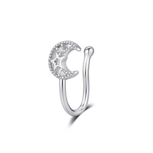 Vue détaillée d'un faux piercing de nez lune et étoile en argent avec zircons clairs