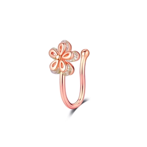 Détail d'un clip de nez fleur en or rose avec zircons et design en U sans perçage requis