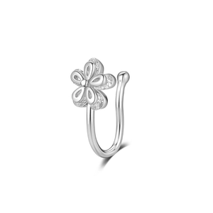 Détail d'un piercing de nez en forme de fleur argentée sertie de zircons brillants
