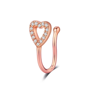 Détail d'un clip de nez en forme de cœur or rose avec des zircons scintillants