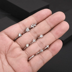 Macro di set di orecchini a perno in argento con design a cuore e stella sulla mano