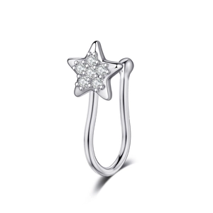 Macro di finto piercing al naso a stella d'argento con brillanti cristalli di zirconia