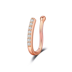 Dettaglio dell'anello da naso a U in oro rosa con otto zirconi bianchi brillanti