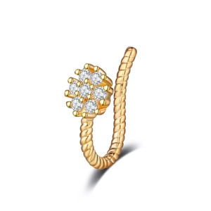 Dettaglio anello da naso in oro 18K con design a corda intrecciata e fiore di diamanti