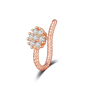 Dettaglio di un anello al naso a fiore in oro rosa con fascia intrecciata e cristalli