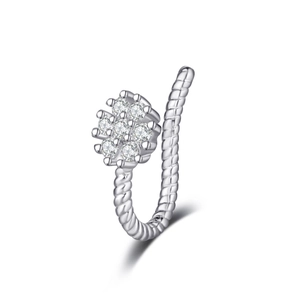 Dettaglio macro del piercing al naso argento con texture corda e fiori di zircone bianco