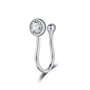 Dettaglio macro di un finto piercing al naso in argento con zircone rotondo