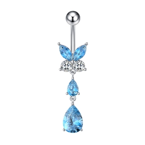 Dettaglio del piercing all'ombelico a farfalla argento con pietre blu a goccia e marquise