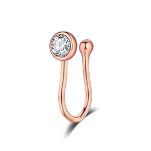 Dettaglio macro del piercing nasale oro rosa con zircone tondo brillante incastonato