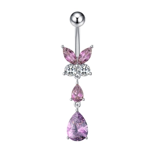 Dettaglio del piercing all'ombelico a farfalla con zirconi rosa e pendenti a goccia
