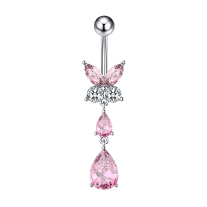 Dettaglio del piercing all'ombelico a farfalla con zirconi rosa a forma di pera e marquise
