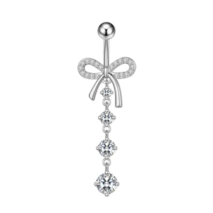 Detailaufnahme von silbernem Bauchnabelpiercing mit Schleife und Zirkonia-Steinen