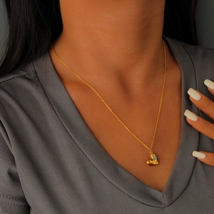 Collana a strati in acciaio inossidabile oro 18K con ciondolo a cuore in zircone su modella