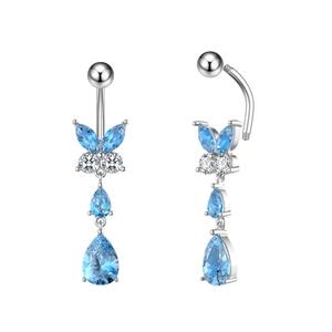 Dettaglio del piercing all'ombelico a farfalla con gemme blu e zirconi chiari