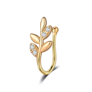 Dettaglio di un anello da naso dorato a forma di foglia con zirconi su sfondo bianco puro