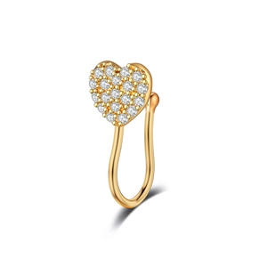 Dettaglio del piercing al naso a U dorato con cuore decorato con zirconi bianchi