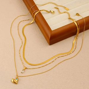 Collana a tre strati in acciaio al titanio dorato con pendente a cuore e zirconi