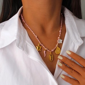 Collar de cuerda tejida de verano colorido con dijes de estrella, tortuga y chile