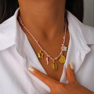 Collar de cuerda colorido de verano con dijes de tortuga, estrella de mar y concha