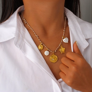 Collar bohemio de cuerda tejida con colgantes de tortuga y corazón dorados en modelo
