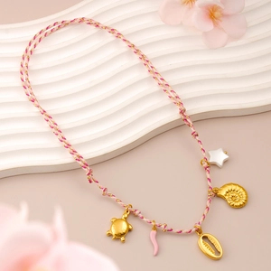 Collar tejido de verano con colgantes dorados de tortuga marina y conchas marinas