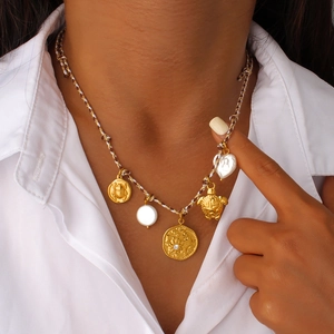 Collar trenzado artesanal con colgantes de moneda de oro, sol, tortuga y perlas