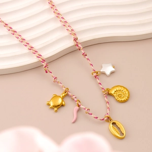 Collar de cuerda trenzada rosa con colgantes dorados de tortugas marinas y perlas