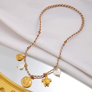 Collar de cuerda tejida con tortuga, perla de corazón y colgantes dorados chic