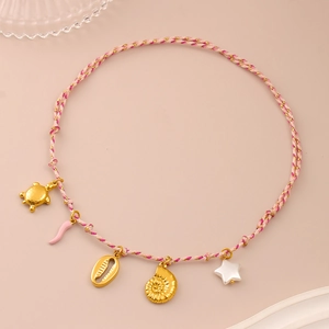 Collar trenzado rosa con tortuga marina concha perla y colgantes dorados del océano