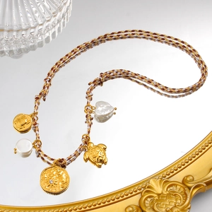 Collar chapado en oro 18K con múltiples dijes de escarabajo y tortuga en cordón trenzado