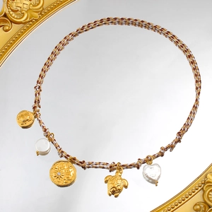 Collar de cuerda ajustable bañado en oro 18K con cuentas y dijes de estilo mar