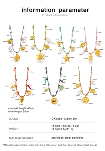 Détail de plusieurs colliers bohèmes tissés colorés avec des pendentifs en acier doré