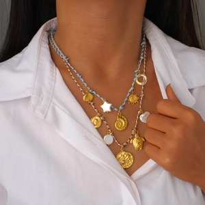 Collier multicouche bohème avec cordes tressées colorées et breloques coquillage et tortue