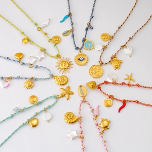 Colliers en cordon tissé main avec pendentifs dorés 18K et motifs bohèmes marins